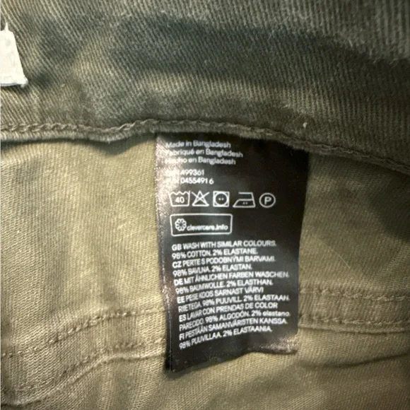 5/$25 H&M Olive Green Women's Shorts - Picture 4 of 5